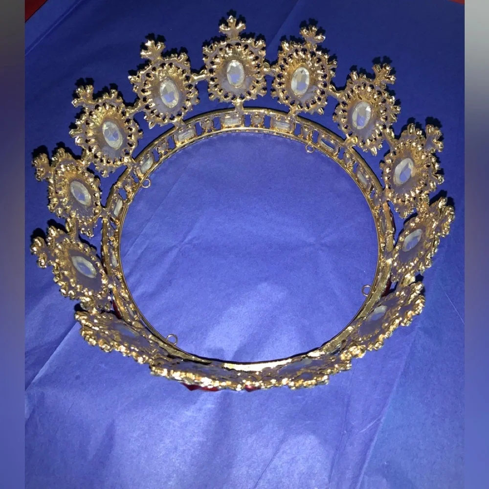 Red crown with gold tone. - Picture 8 of 12
